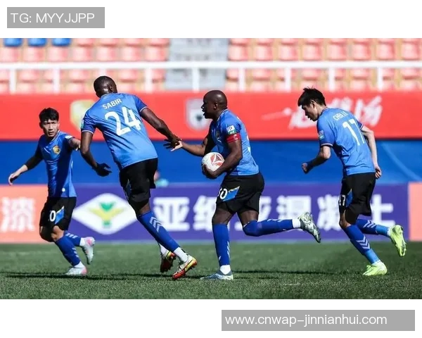 青岛西海岸客场战胜大连鲲城成功晋级足协杯八强创造历史新篇