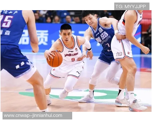 广州龙狮队迎战辽宁队全力争胜展现篮球魅力与团队精神